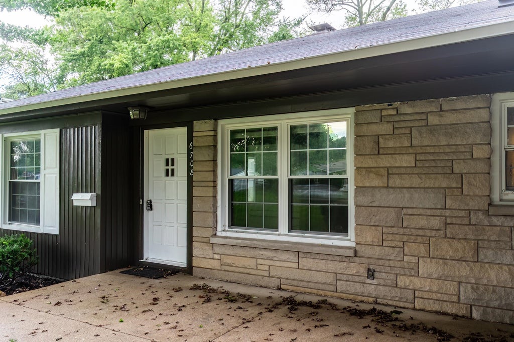 Photo of 6708 S Calhoun Street, Fort Wayne, IN 46807 (MLS # 202639989)