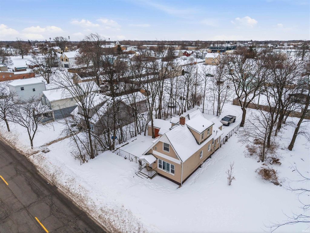 Photo of 820 E Lewis Street, Fort Wayne, IN 46803 (MLS # 202608787)