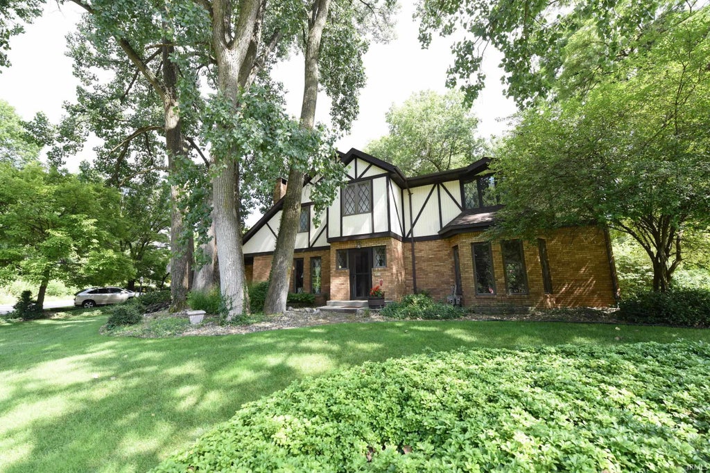 Photo of 1306 Clayton Drive, South Bend, IN 46614 (MLS # 202629647)