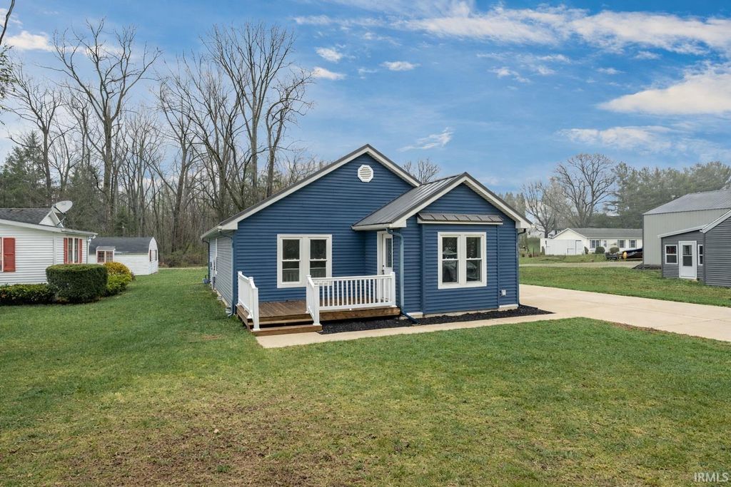 Photo of 8930 E Crow Road, Syracuse, IN 46567 (MLS # 202611591)