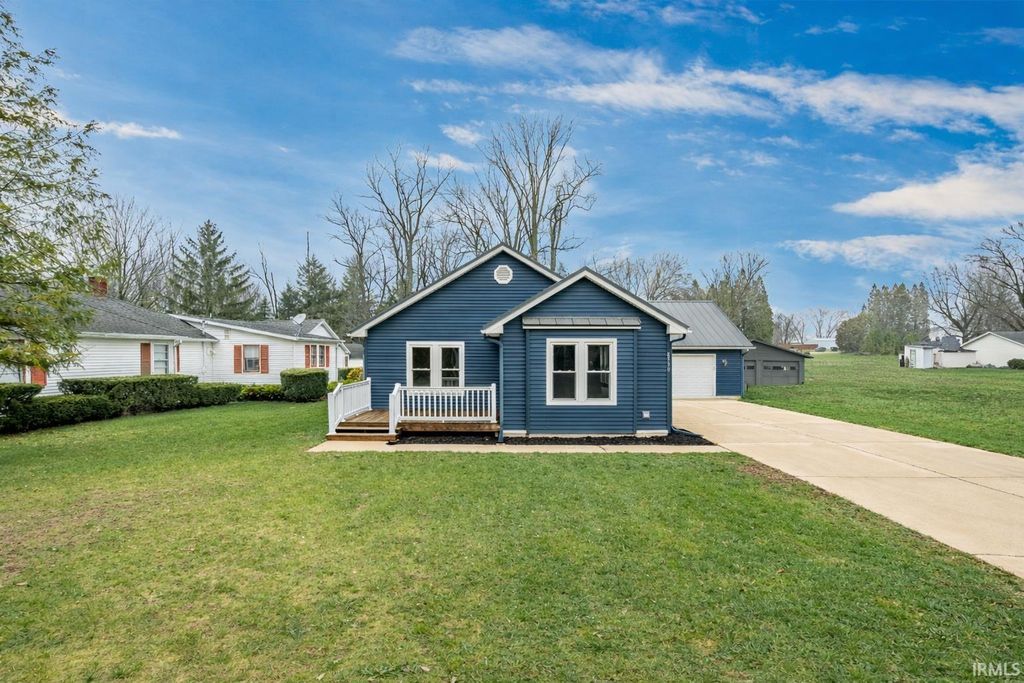 Photo of 8930 E Crow Road, Syracuse, IN 46567 (MLS # 202611591)