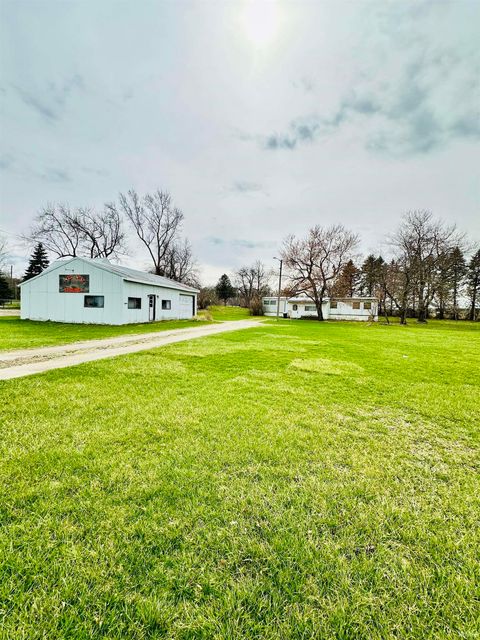 Photo of 4302 S US Highway 33, Albion, IN 46701 (MLS # 202609966)
