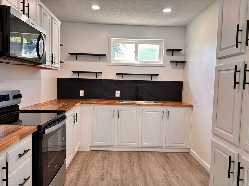 Photo of 1003 W Quincy Street, Garrett, IN 46738 (MLS # 202545793)