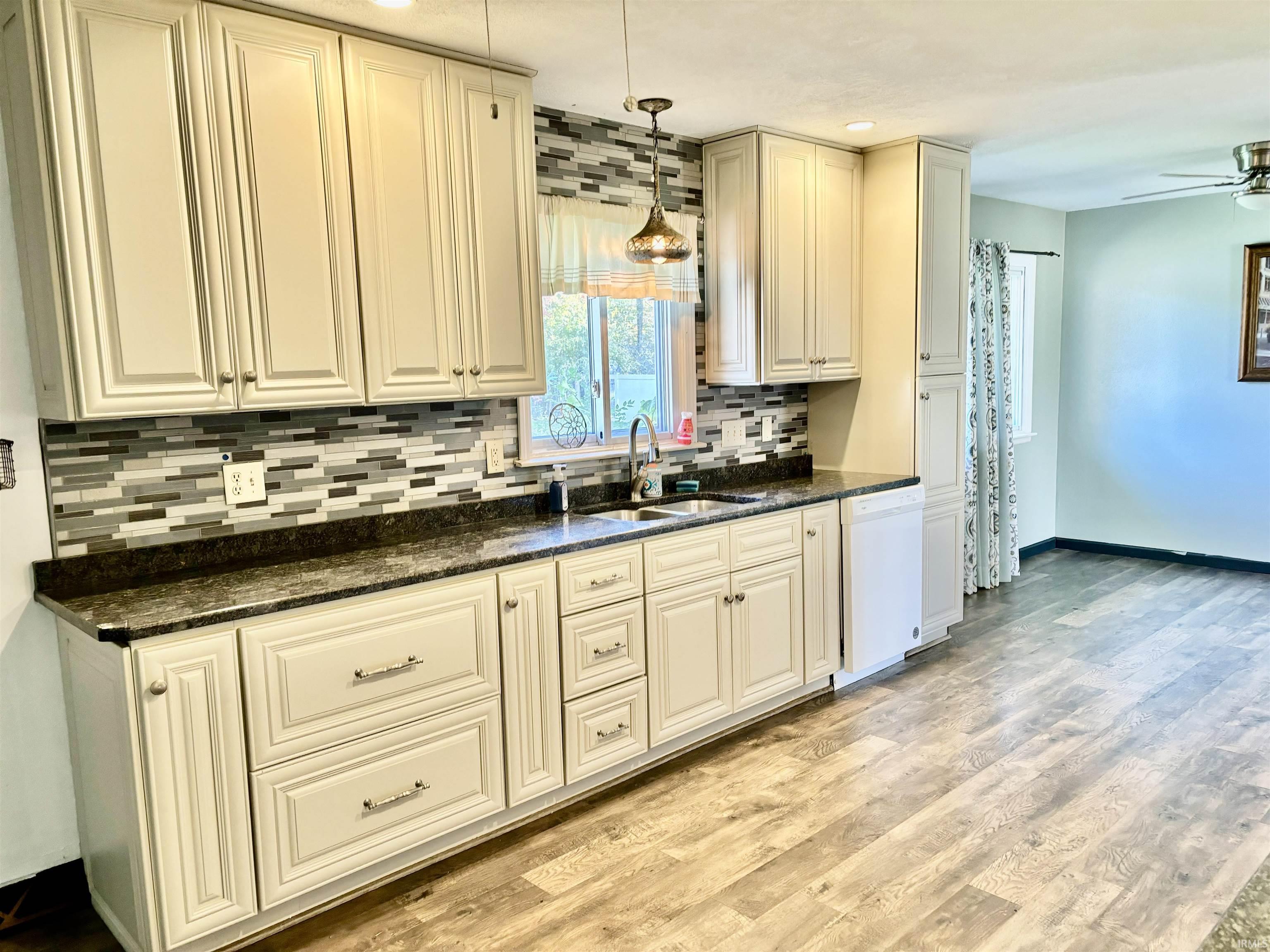 Elkhart, Indiana 46516, United States, 4 Bedrooms Bedrooms, ,2 BathroomsBathrooms,Residential,Pending,38749