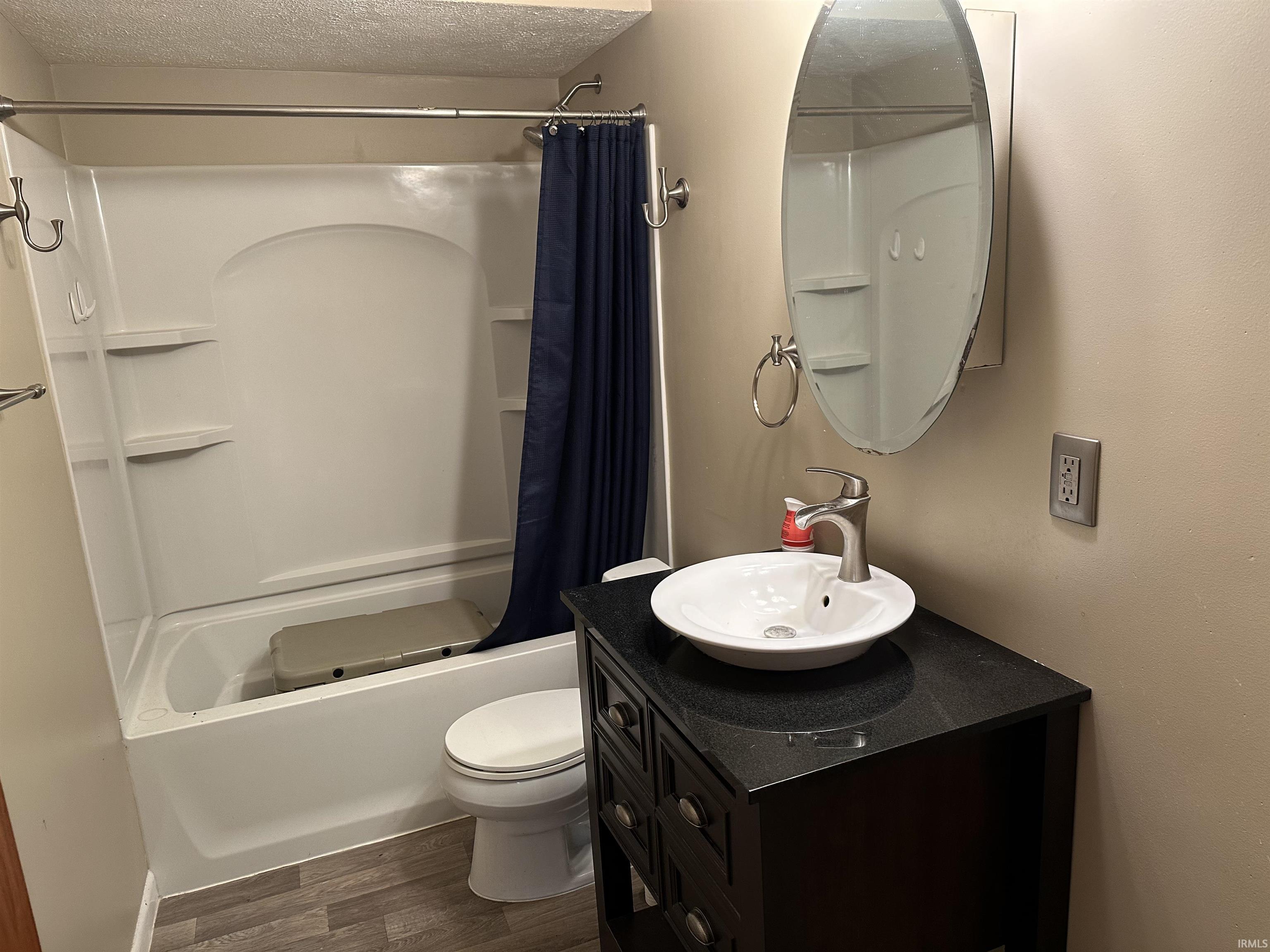 Elkhart, Indiana 46516, United States, 4 Bedrooms Bedrooms, ,2 BathroomsBathrooms,Residential,Pending,38749