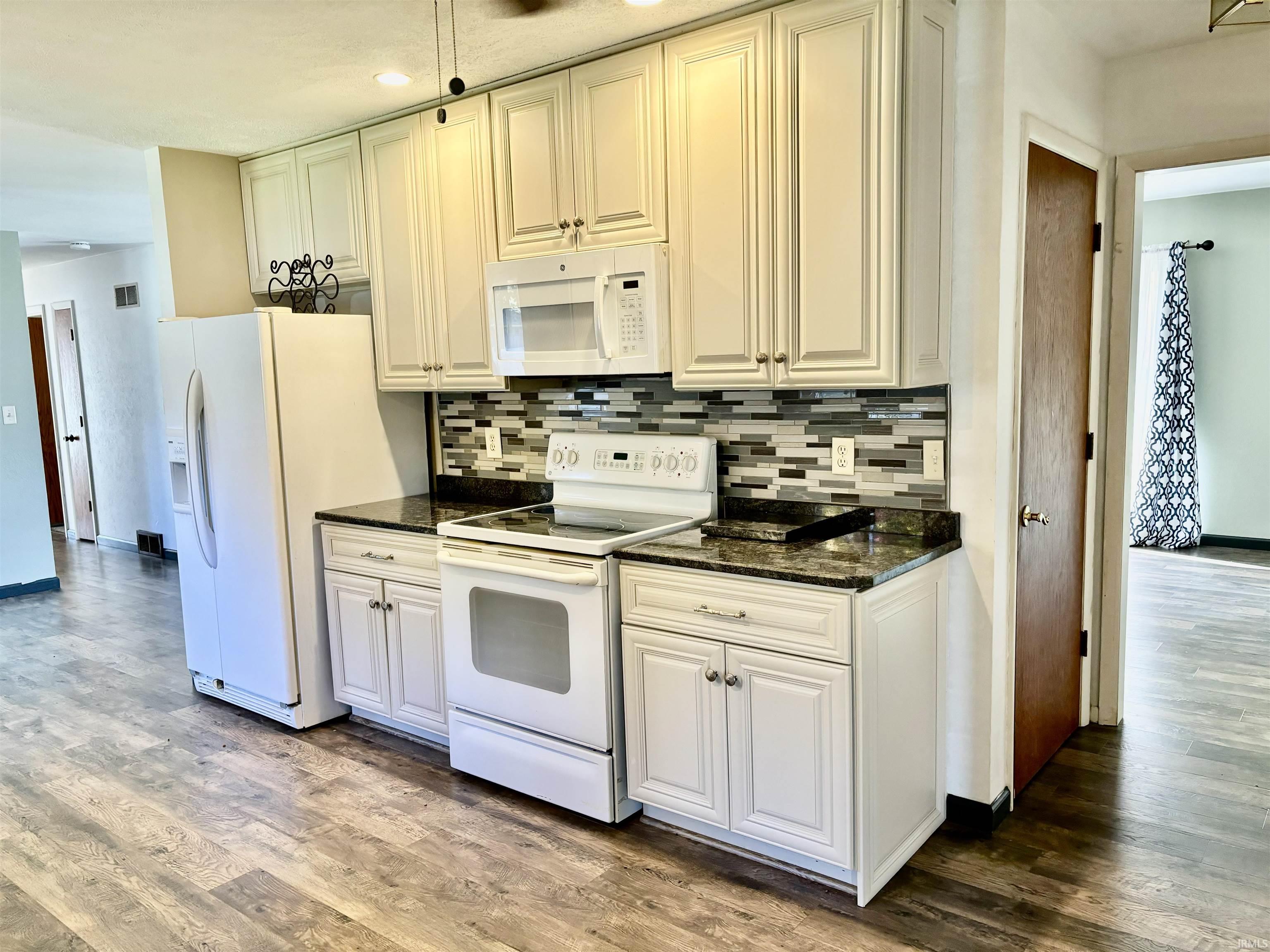 Elkhart, Indiana 46516, United States, 4 Bedrooms Bedrooms, ,2 BathroomsBathrooms,Residential,Pending,38749