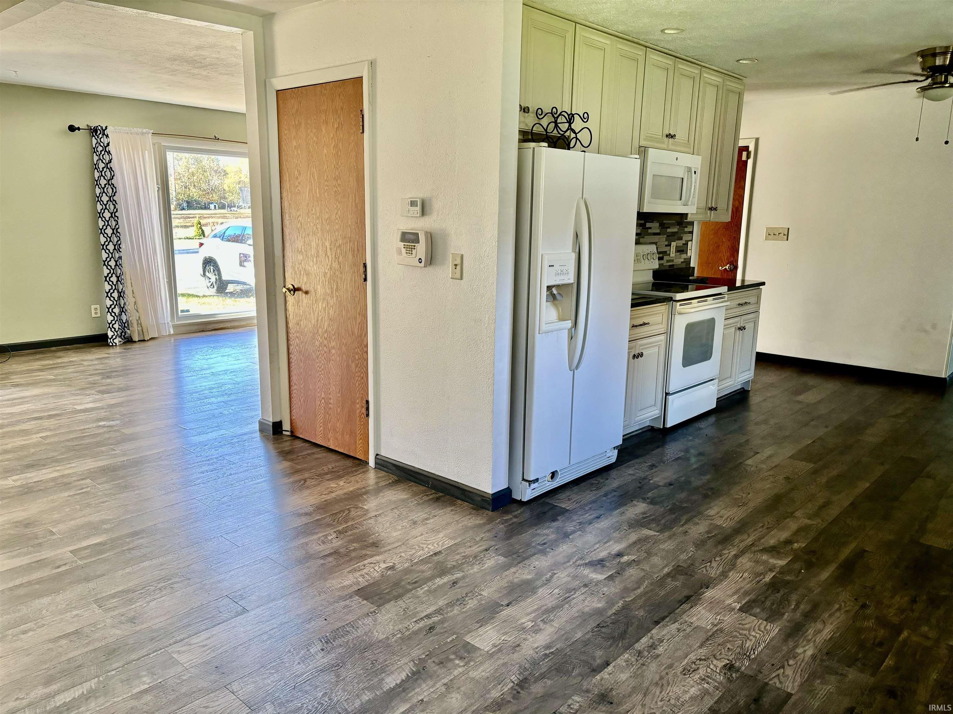 Elkhart, Indiana 46516, United States, 4 Bedrooms Bedrooms, ,2 BathroomsBathrooms,Residential,Pending,38749