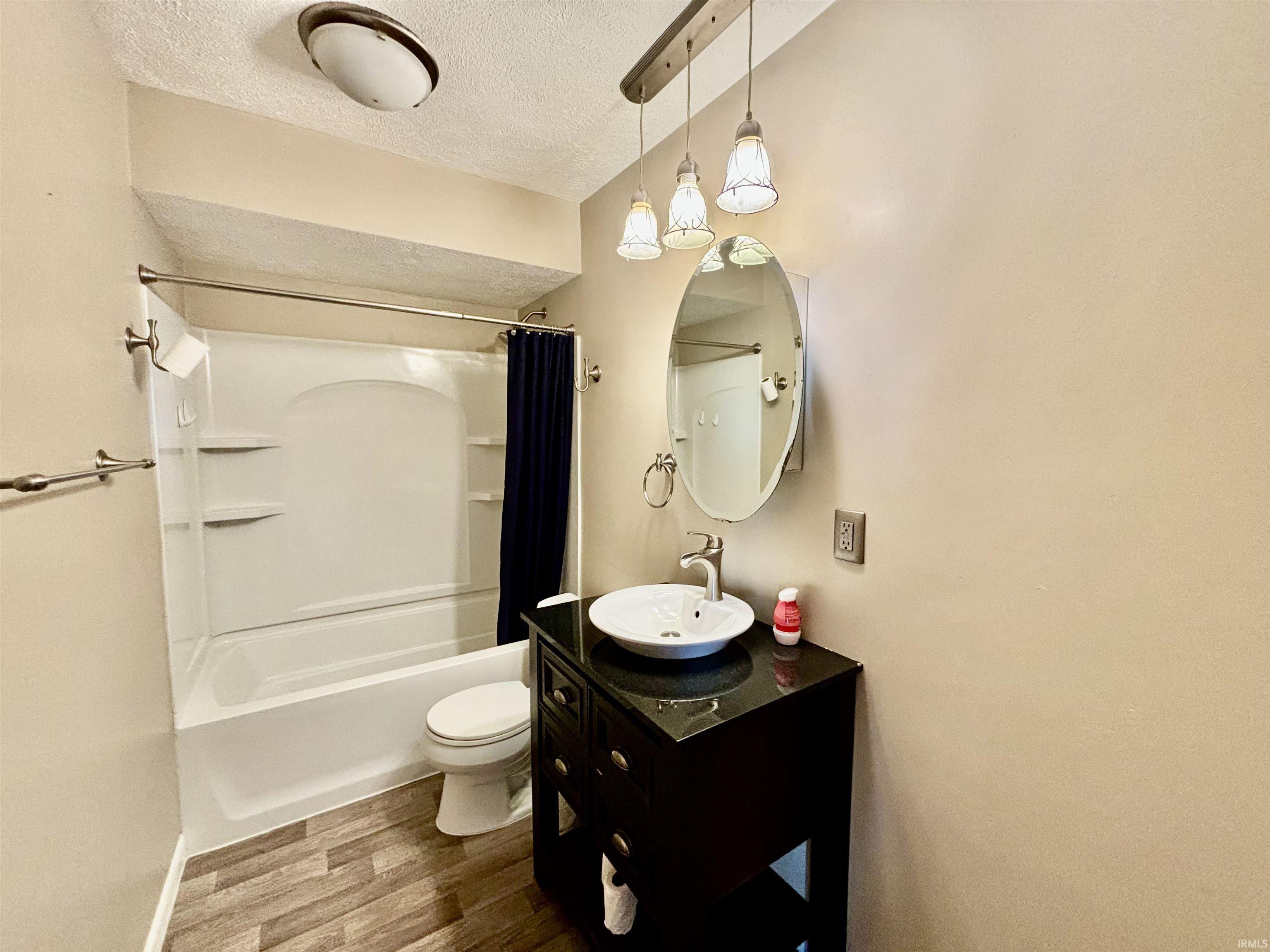 Elkhart, Indiana 46516, United States, 4 Bedrooms Bedrooms, ,2 BathroomsBathrooms,Residential,Pending,38749