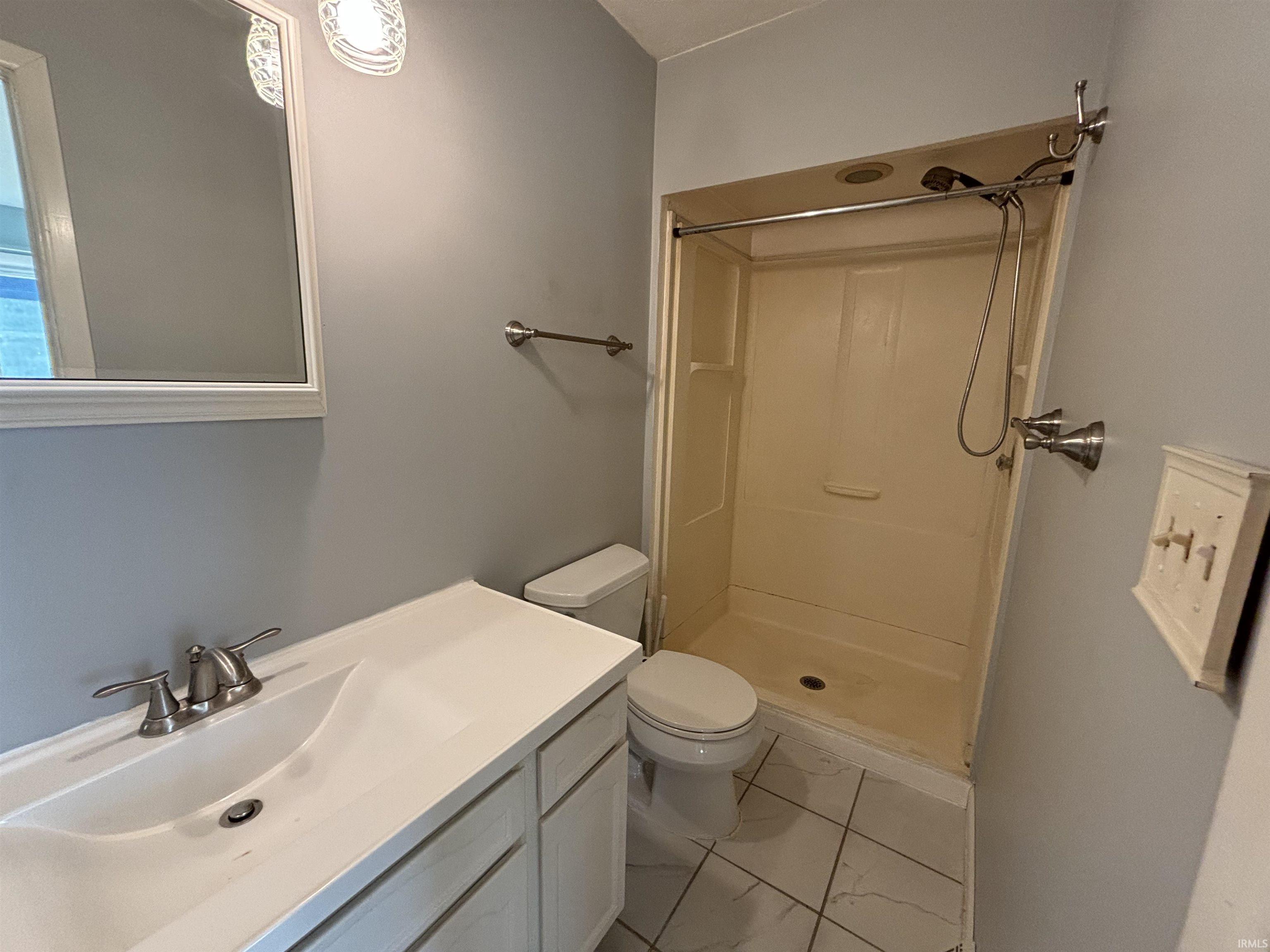 Elkhart, Indiana 46516, United States, 4 Bedrooms Bedrooms, ,2 BathroomsBathrooms,Residential,Pending,38749