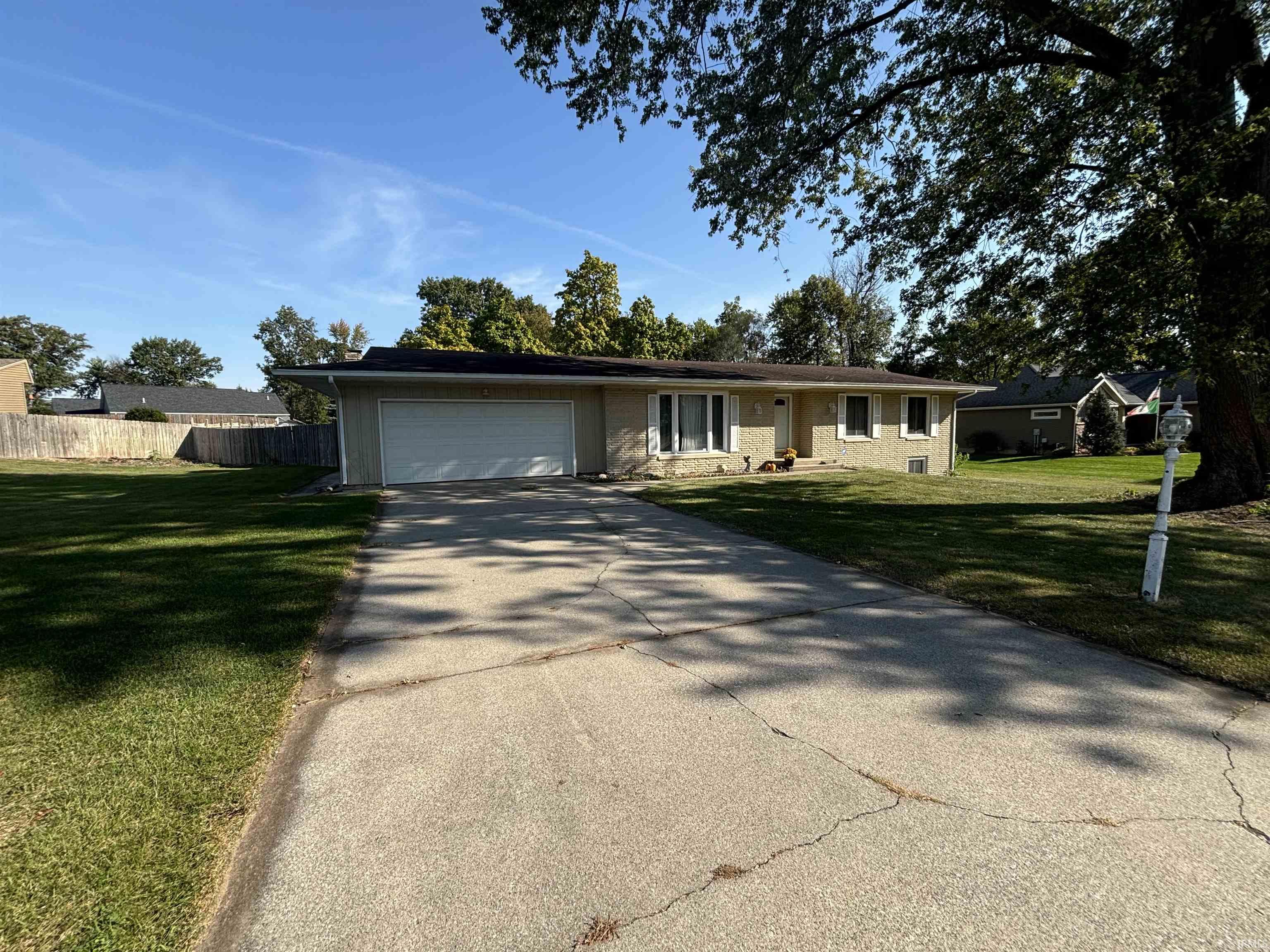 Elkhart, Indiana 46516, United States, 4 Bedrooms Bedrooms, ,2 BathroomsBathrooms,Residential,Pending,38749