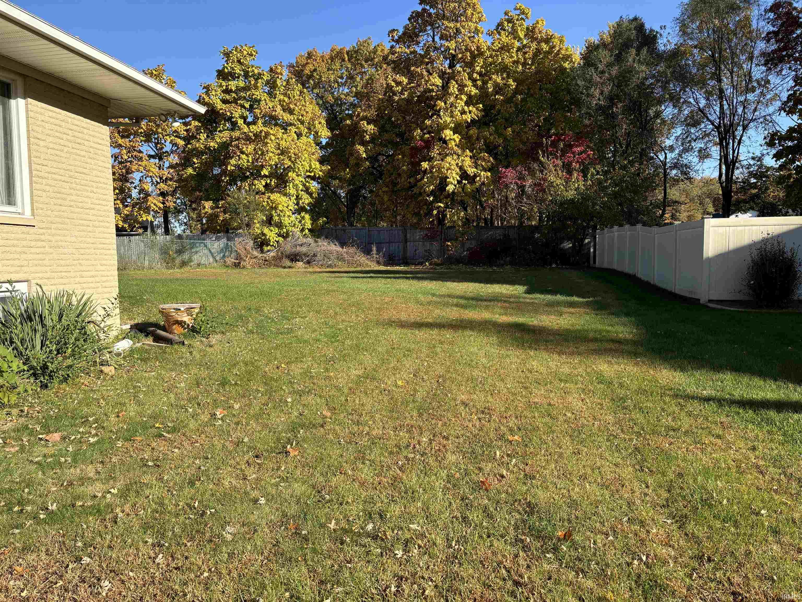 Elkhart, Indiana 46516, United States, 4 Bedrooms Bedrooms, ,2 BathroomsBathrooms,Residential,Pending,38749