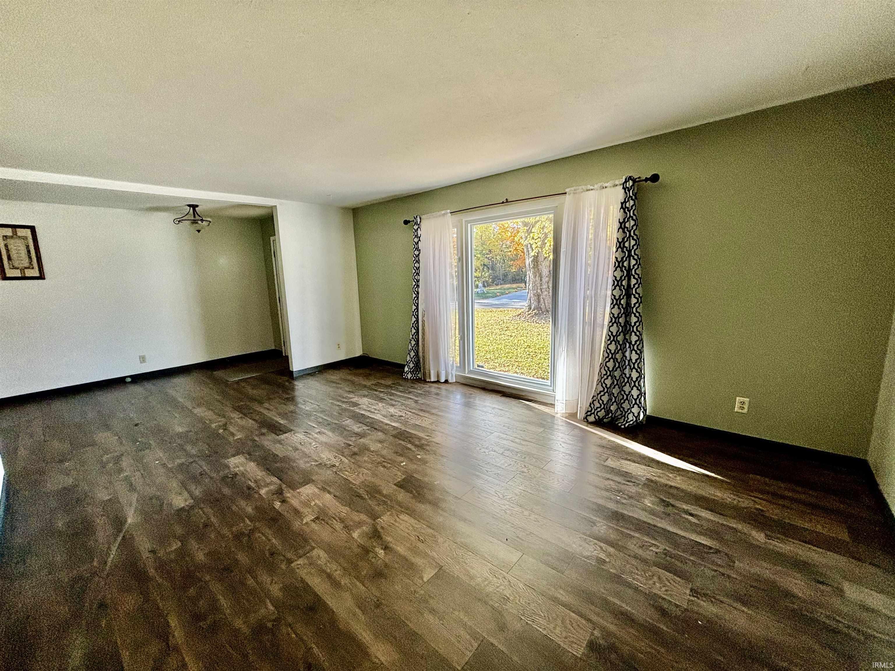 Elkhart, Indiana 46516, United States, 4 Bedrooms Bedrooms, ,2 BathroomsBathrooms,Residential,Pending,38749