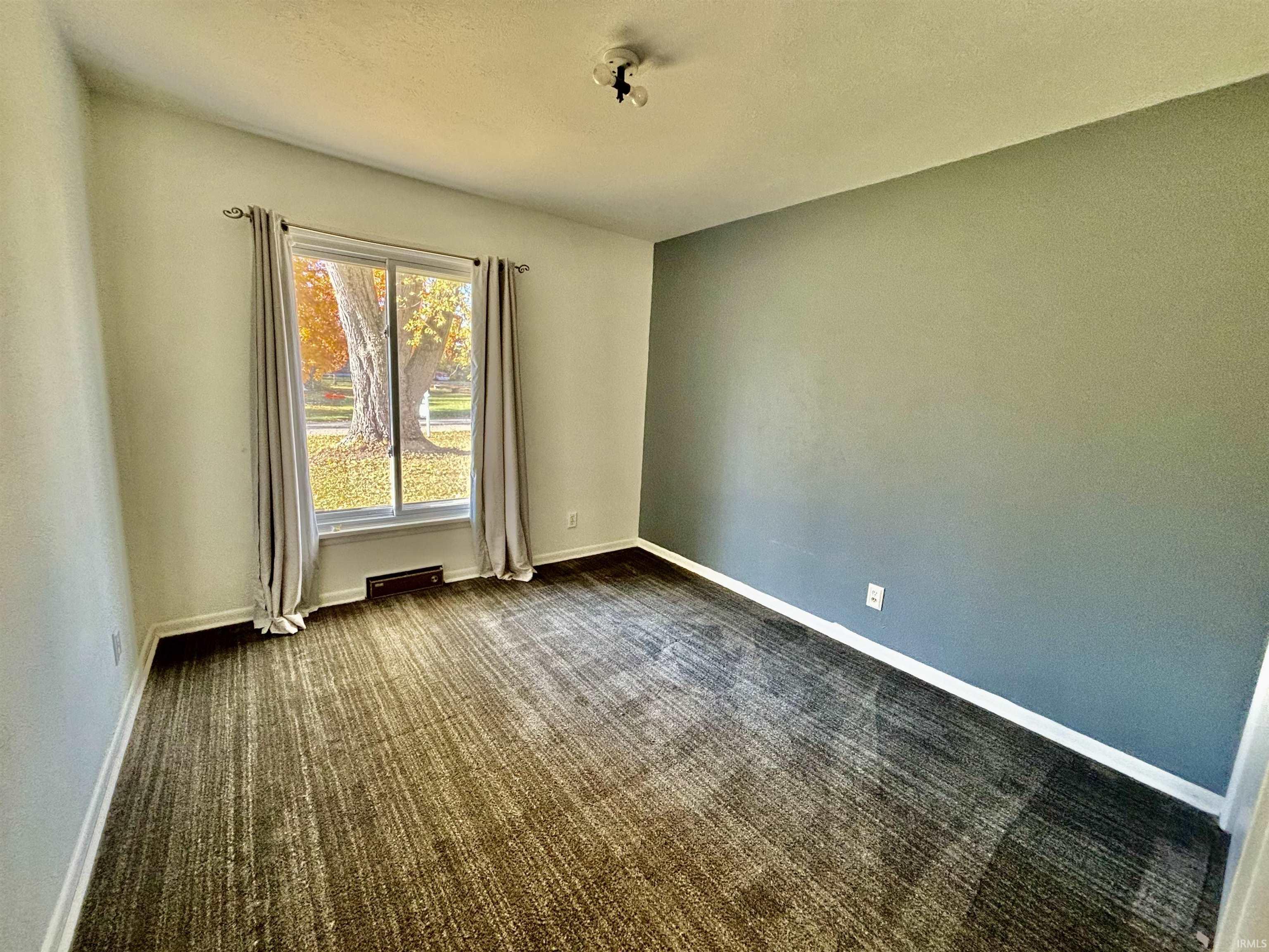 Elkhart, Indiana 46516, United States, 4 Bedrooms Bedrooms, ,2 BathroomsBathrooms,Residential,Pending,38749