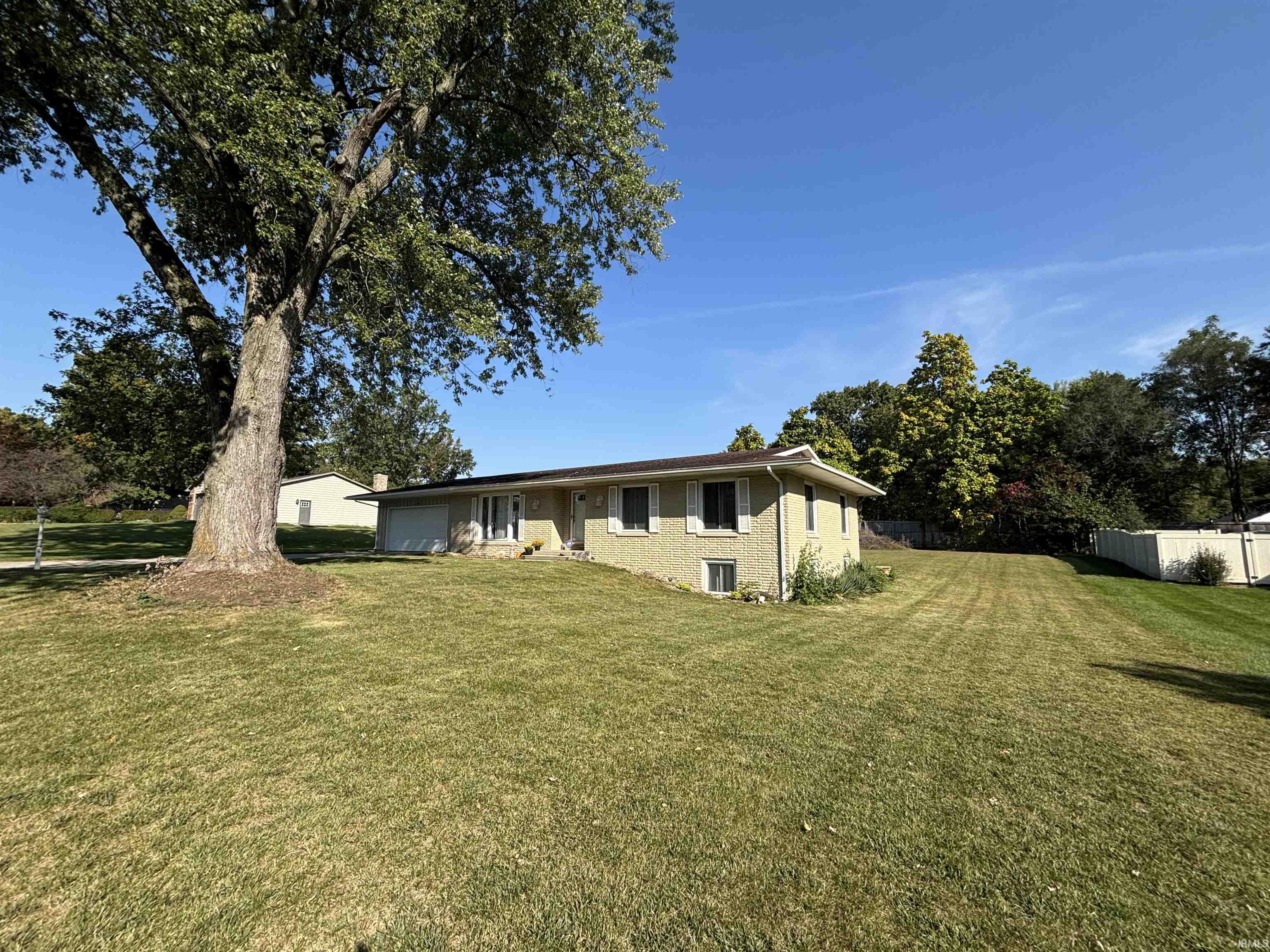 Elkhart, Indiana 46516, United States, 4 Bedrooms Bedrooms, ,2 BathroomsBathrooms,Residential,Pending,38749