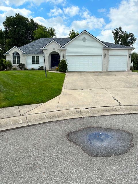 Photo of 1031 Deer Cliff Court, Fort Wayne, IN 46804 (MLS # 202624765)
