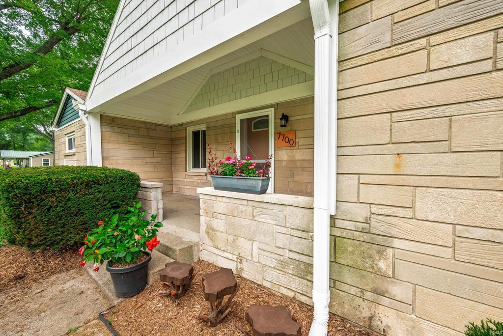 Photo of 7700 W Cornbread Road, Yorktown, IN 47396 (MLS # 202629359)