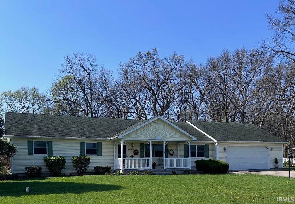Photo of 4693 E Sunset Drive, Syracuse, IN 46567 (MLS # 202614332)