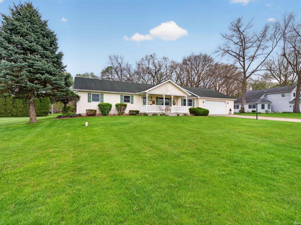 Photo of 4693 E Sunset Drive, Syracuse, IN 46567 (MLS # 202614332)