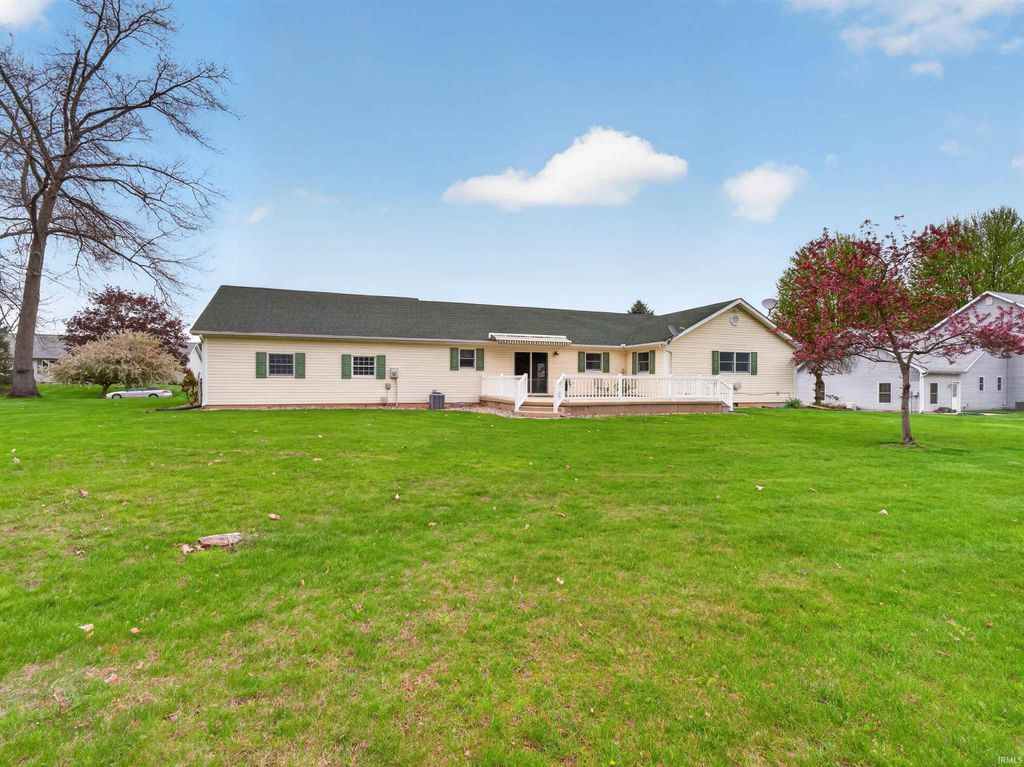 Photo of 4693 E Sunset Drive, Syracuse, IN 46567 (MLS # 202614332)
