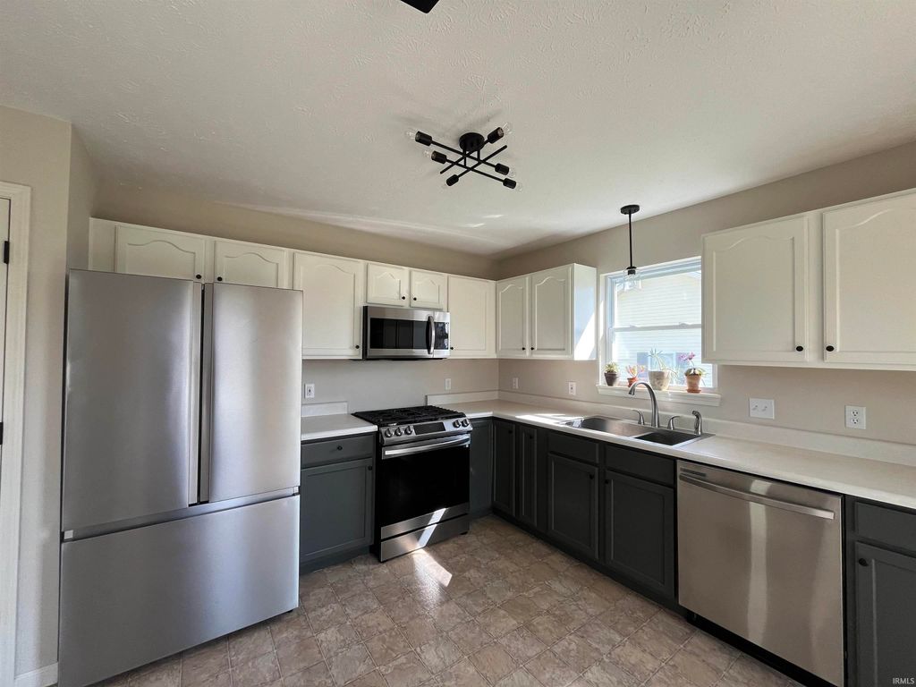 Photo of 336 E Cardinal Glen Drive, Bloomington, IN 47401 (MLS # 202610837)