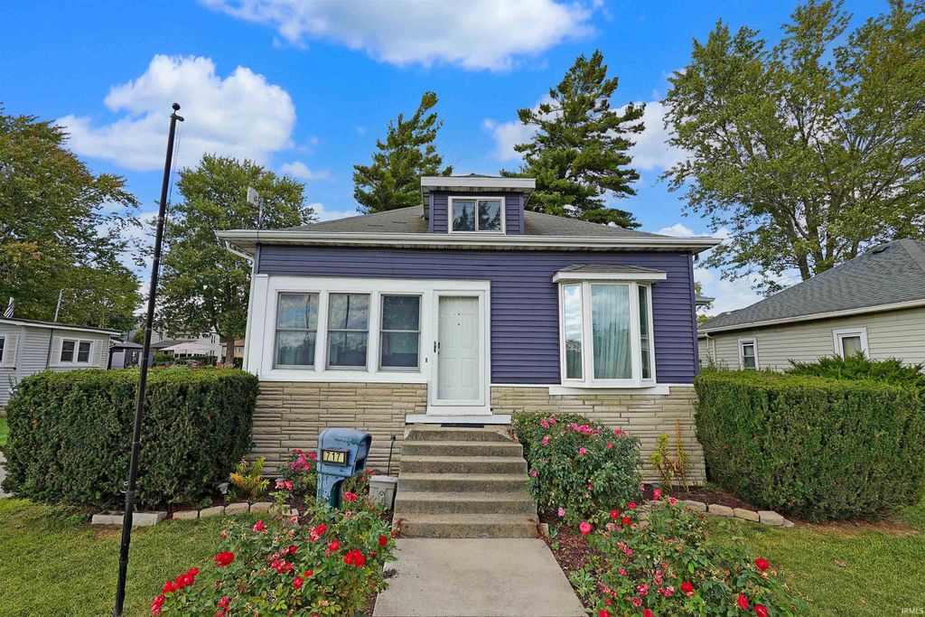 Photo of 717 E Market Street, Warsaw, IN 46580 (MLS # 202540598)