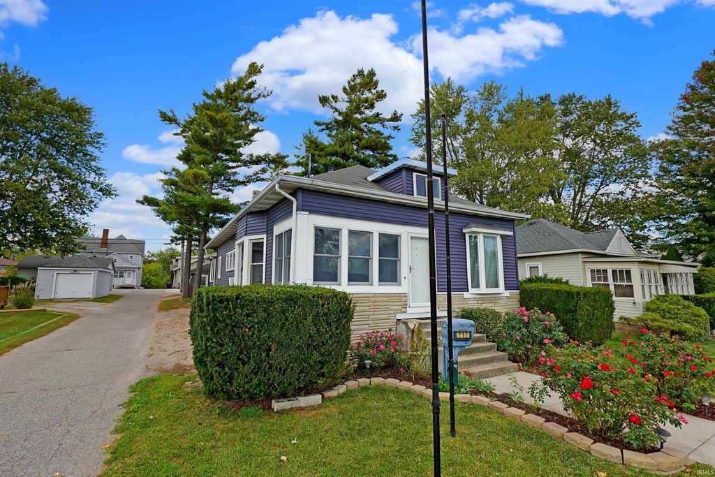 Photo of 717 E Market Street, Warsaw, IN 46580 (MLS # 202540598)