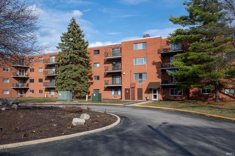 Photo of 2927 Westbrook Drive #B218, Fort Wayne, IN 46805 (MLS # 202607430)