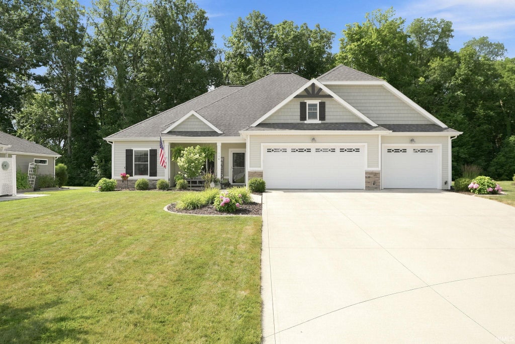 Photo of 114 Edenbridge Boulevard, Fort Wayne, IN 46845 (MLS # 202627202)