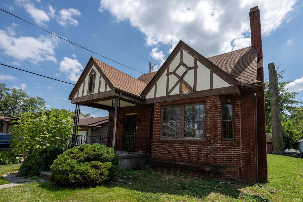 Photo of 314 E Fleming Avenue, Fort Wayne, IN 46806 (MLS # 202632862)