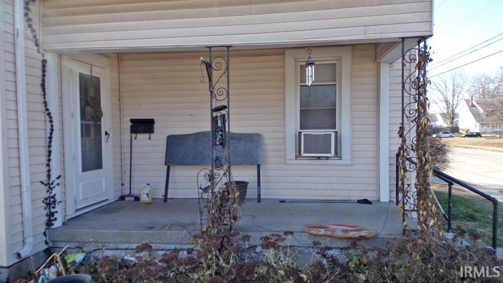 Photo of 208 S 10th Street, Vincennes, IN 47591 (MLS # 202549353)