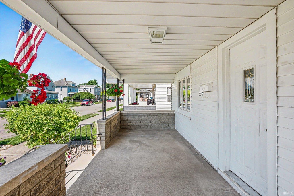 Photo of 606 W 6Th Street, Mishawaka, IN 46544 (MLS # 202627180)