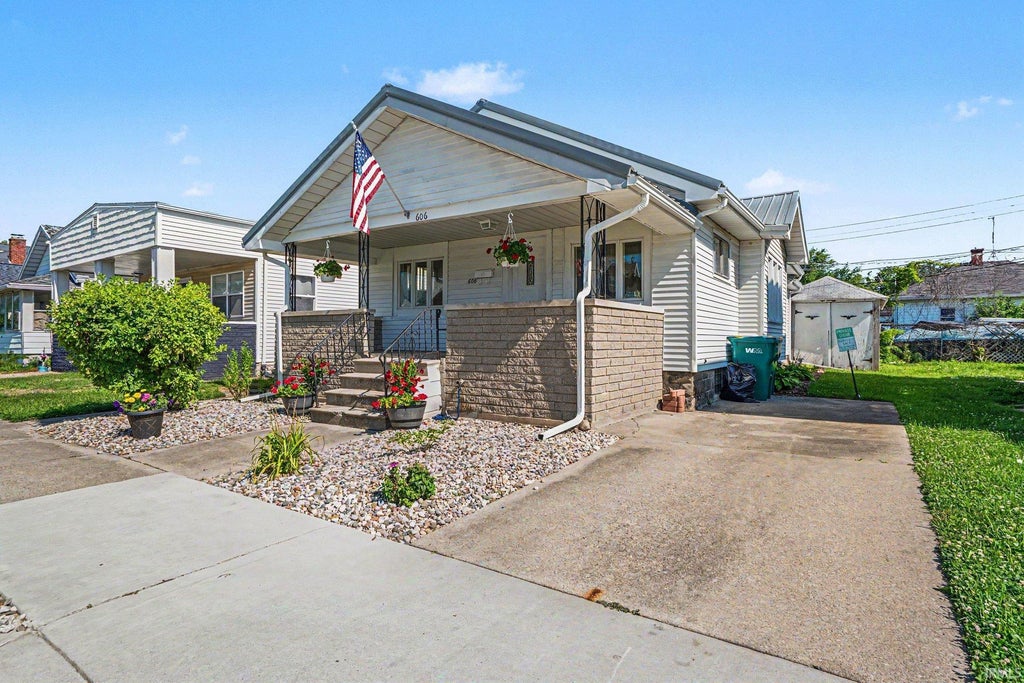 Photo of 606 W 6Th Street, Mishawaka, IN 46544 (MLS # 202627180)