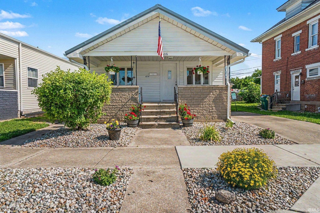 Photo of 606 W 6Th Street, Mishawaka, IN 46544 (MLS # 202627180)