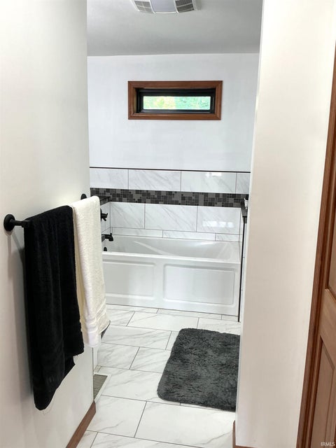 Tiny photo for 304 Oxford Way Street, Logansport, IN 46947 (MLS # 202631341)