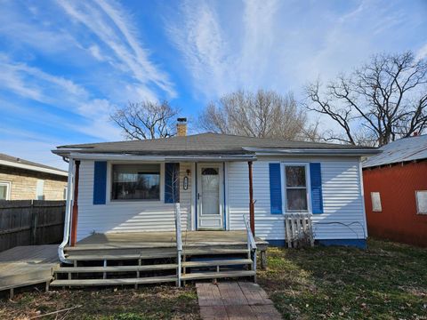Photo of 108 E Eberwine Avenue, Vincennes, IN 47591 (MLS # 202608644)
