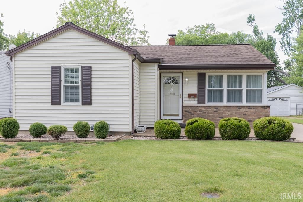 Photo of 1309 S Saint James Boulevard, Evansville, IN 47714 (MLS # 202615764)