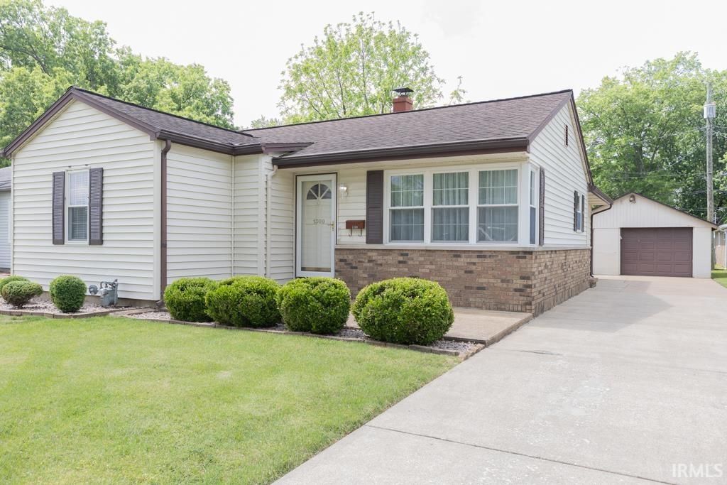 Photo of 1309 S Saint James Boulevard, Evansville, IN 47714 (MLS # 202615764)