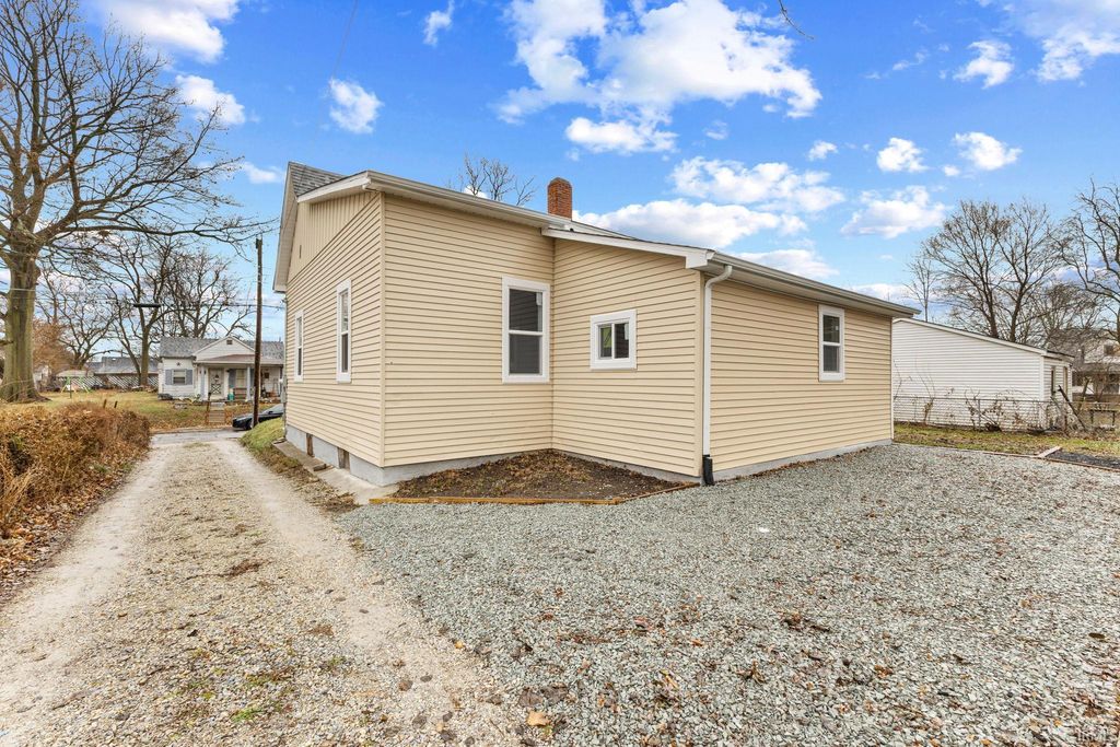 Photo of 313 W 10Th Street, Muncie, IN 47302 (MLS # 202549429)