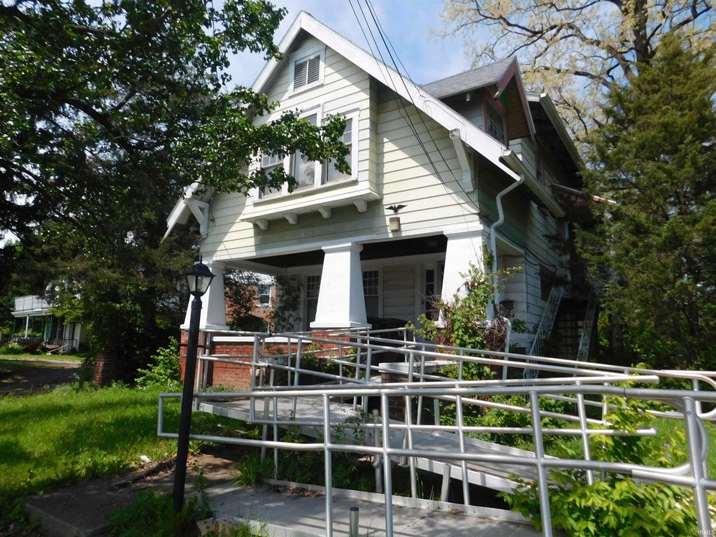 Photo of 828 W Kilgore Avenue, Muncie, IN 47302 (MLS # 202616687)