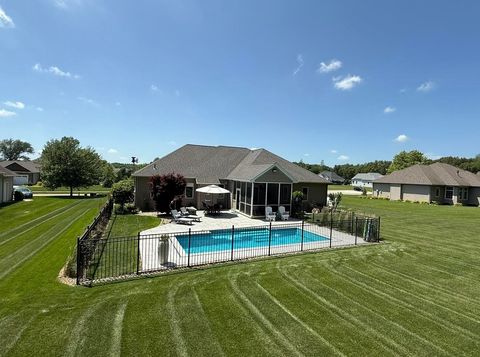 Tiny photo for 133 E Barrington Place, Warsaw, IN 46582 (MLS # 202619282)