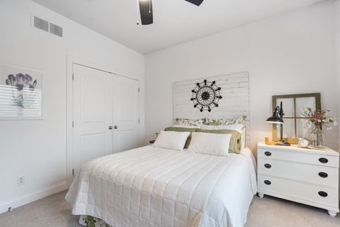 Tiny photo for 133 E Barrington Place, Warsaw, IN 46582 (MLS # 202619282)