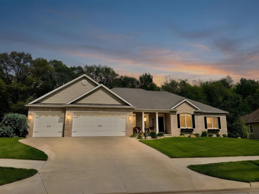 Photo of 133 E Barrington Place, Warsaw, IN 46582 (MLS # 202619282)