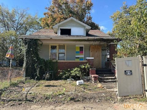 Photo of 708 N 3rd Avenue, Evansville, IN 47710 (MLS # 202545296)