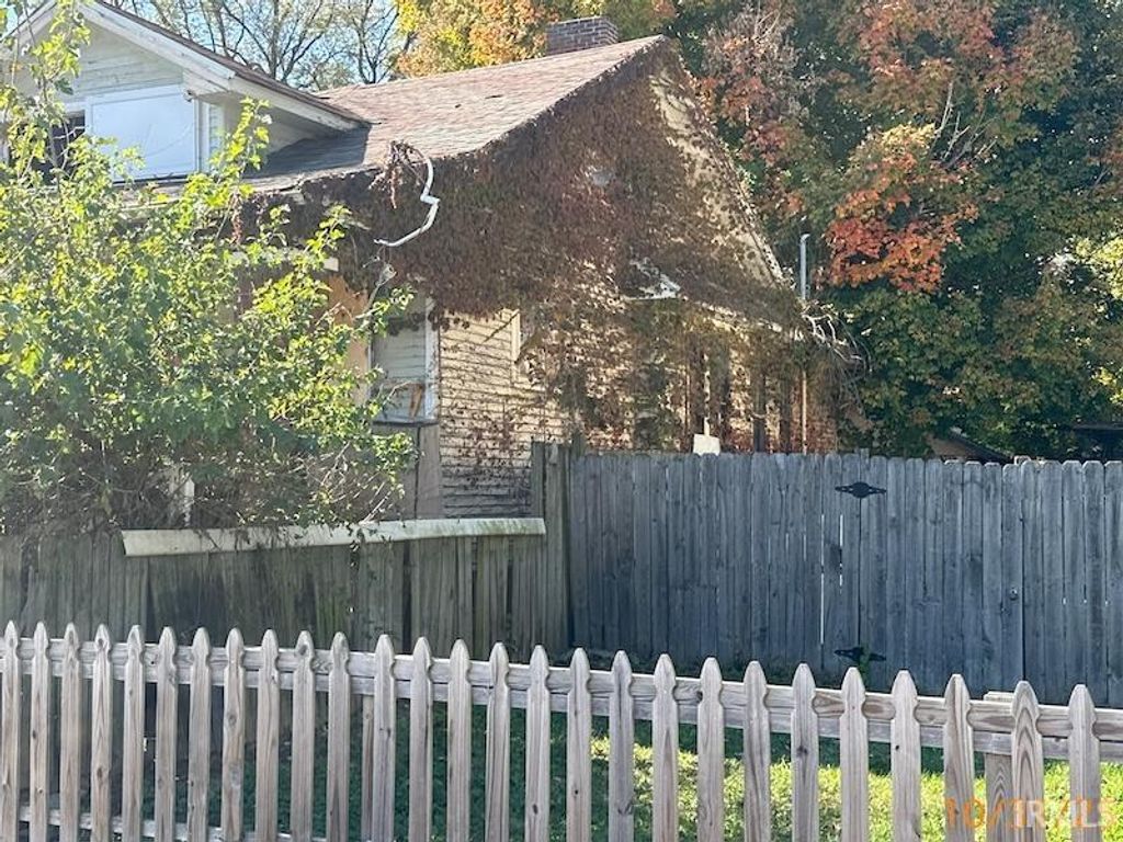 Photo of 708 N 3rd Avenue, Evansville, IN 47710 (MLS # 202545296)