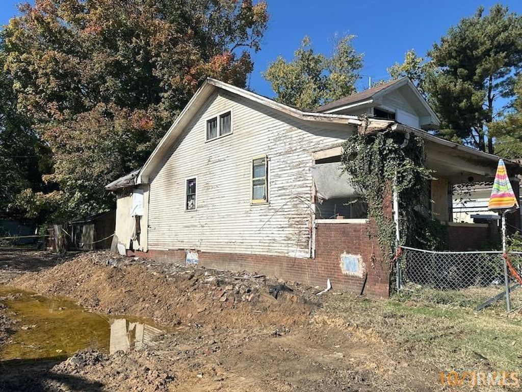 Photo of 708 N 3rd Avenue, Evansville, IN 47710 (MLS # 202545296)