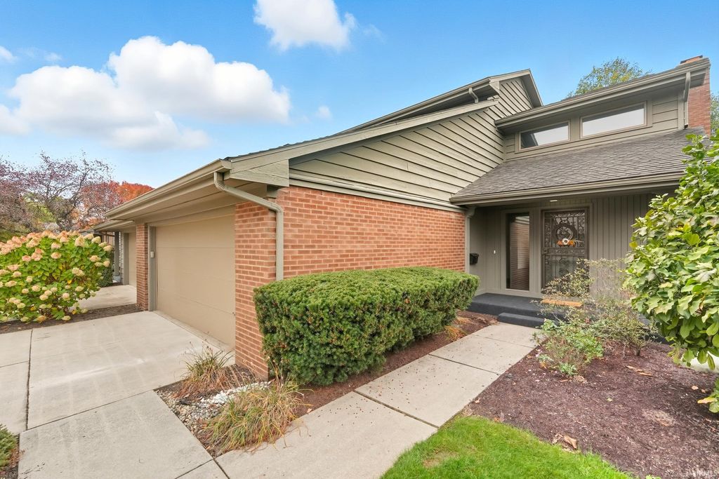 Photo of 5720 Bayside Drive, Fort Wayne, IN 46815 (MLS # 202541998)