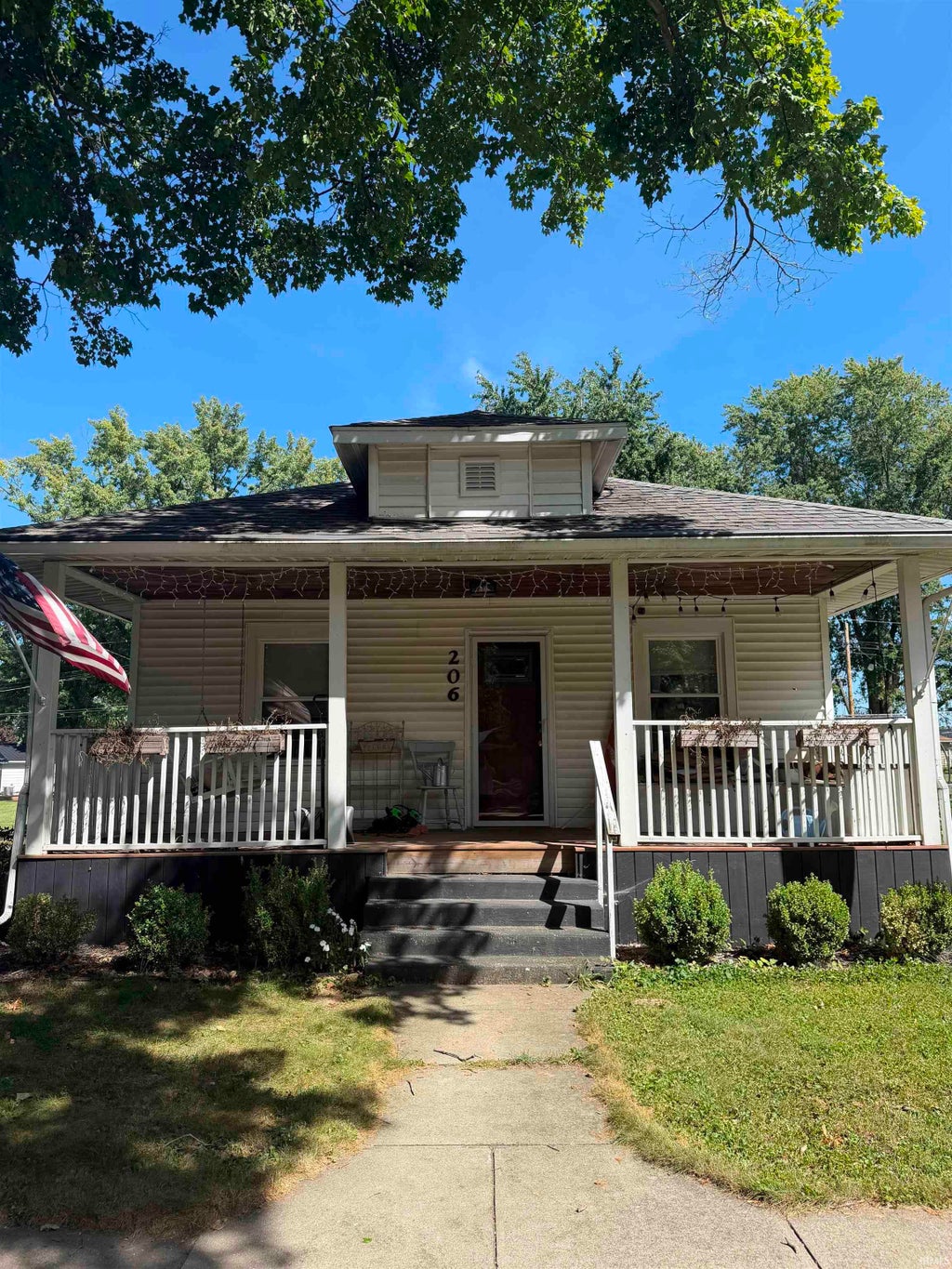 Photo of 206 E Wabash Avenue, Wakarusa, IN 46573 (MLS # 202639003)