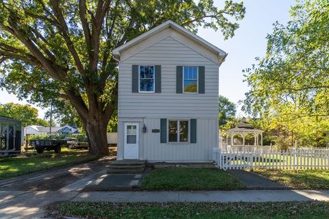 Photo of 202 E Toledo Street, Fremont, IN 46737 (MLS # 202541011)