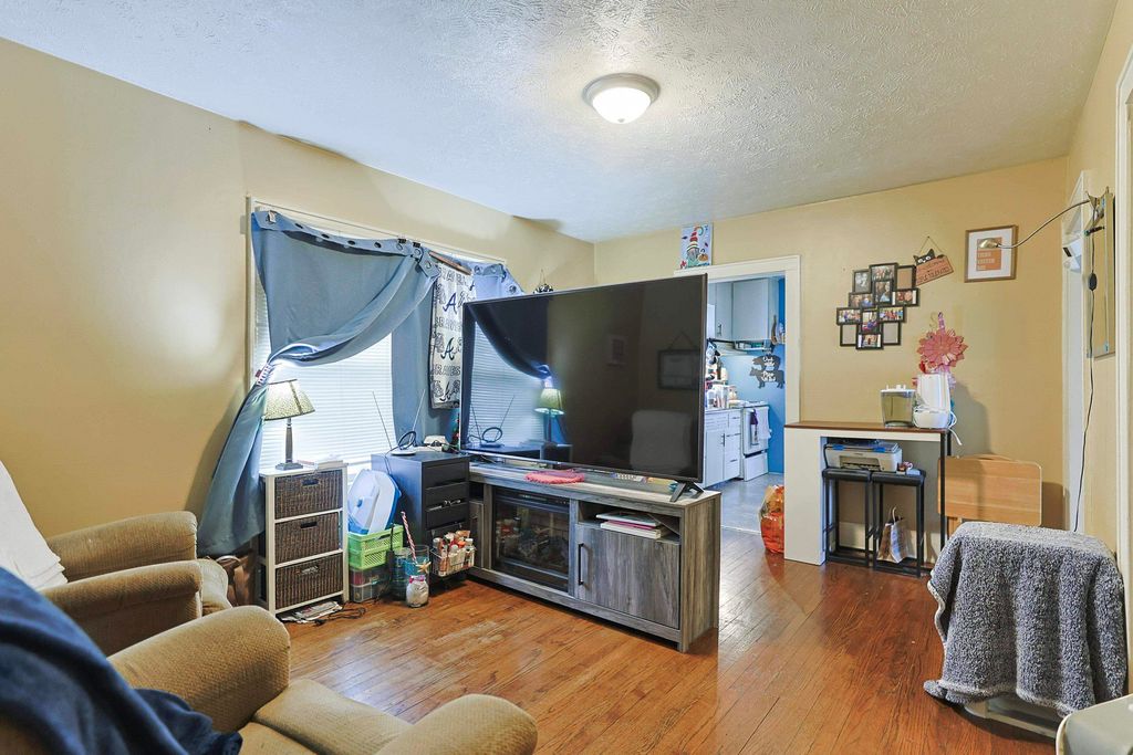 Photo of 821 E Irvington Avenue, South Bend, IN 46614 (MLS # 202607965)