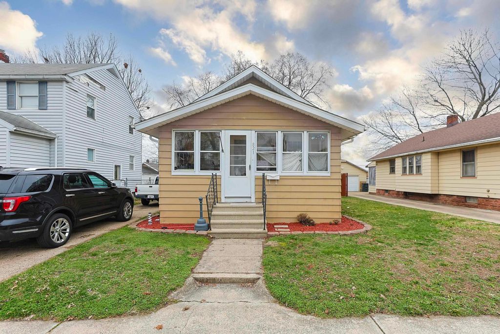 Photo of 821 E Irvington Avenue, South Bend, IN 46614 (MLS # 202607965)